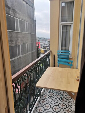 Outdoor dining - 3rd floor 3+1, 2 bathrooms, Galata tower with balcony 20 steps (Istanbul)