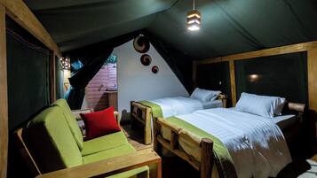 Camera Junior con letto matrimoniale o 2 letti singoli, balcone, vista lago | Una cassaforte in camera, una scrivania, postazione laptop