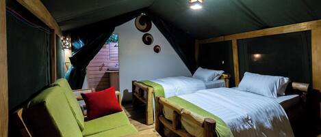 小型双人房或双床房, 阳台, 湖景 | 客房内保险箱、办公桌、笔记本电脑工作区、熨斗/熨板