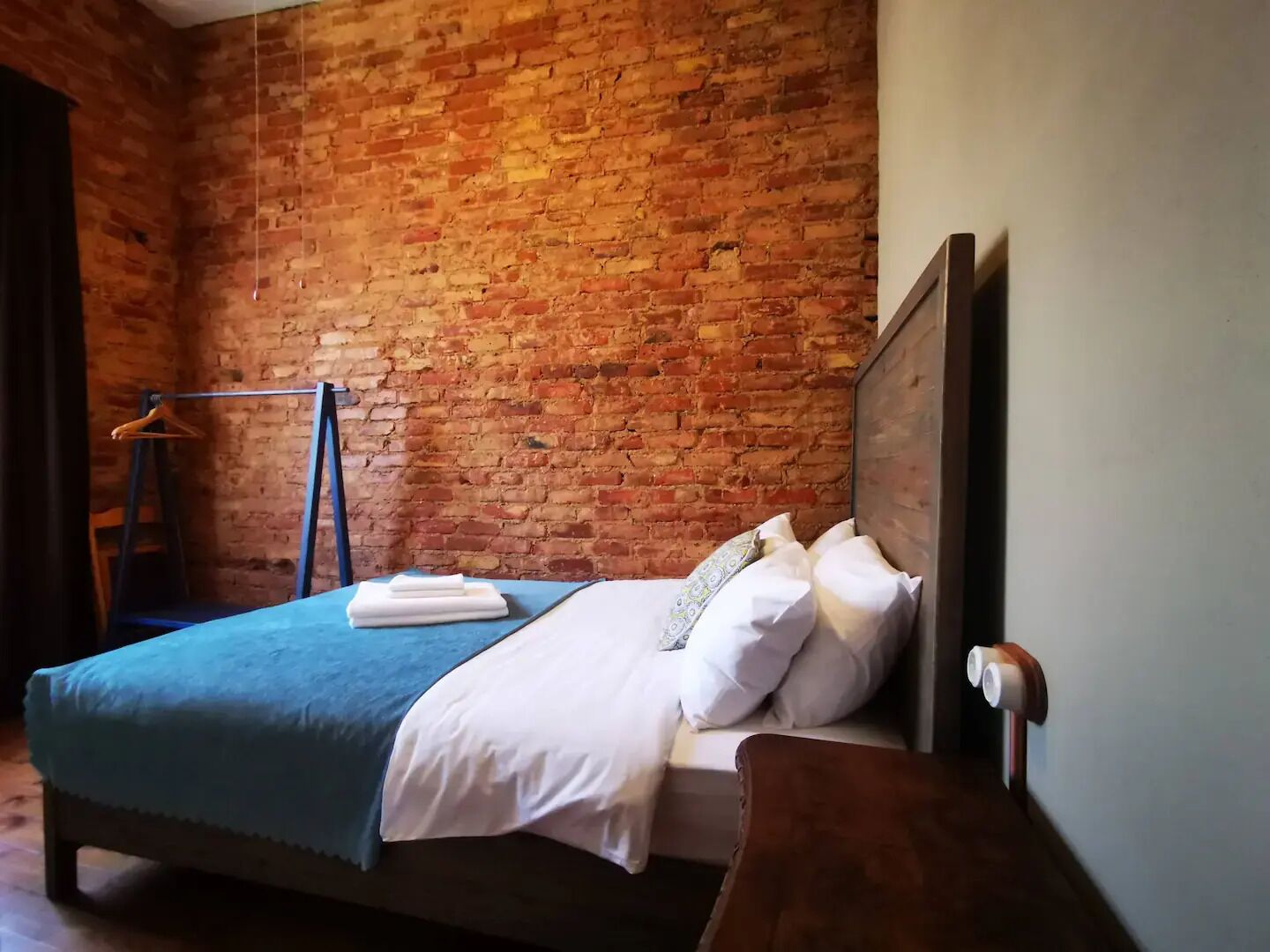 6 bedrooms, iron/ironing board, WiFi, bed sheets