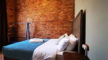 6 bedrooms, iron/ironing board, WiFi, bed sheets