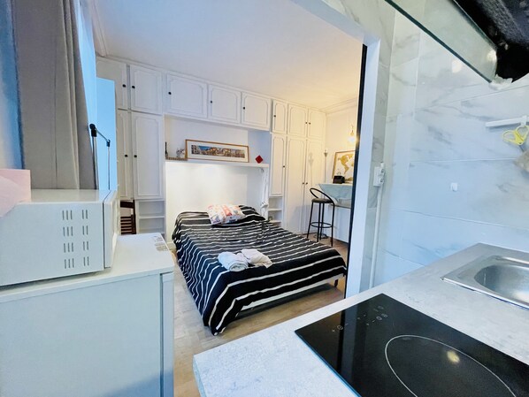 1 slaapkamer, een strijkplank/strijkijzer, wifi, beddengoed
