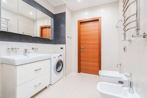 Apartment, Balcony, City View | Bathroom