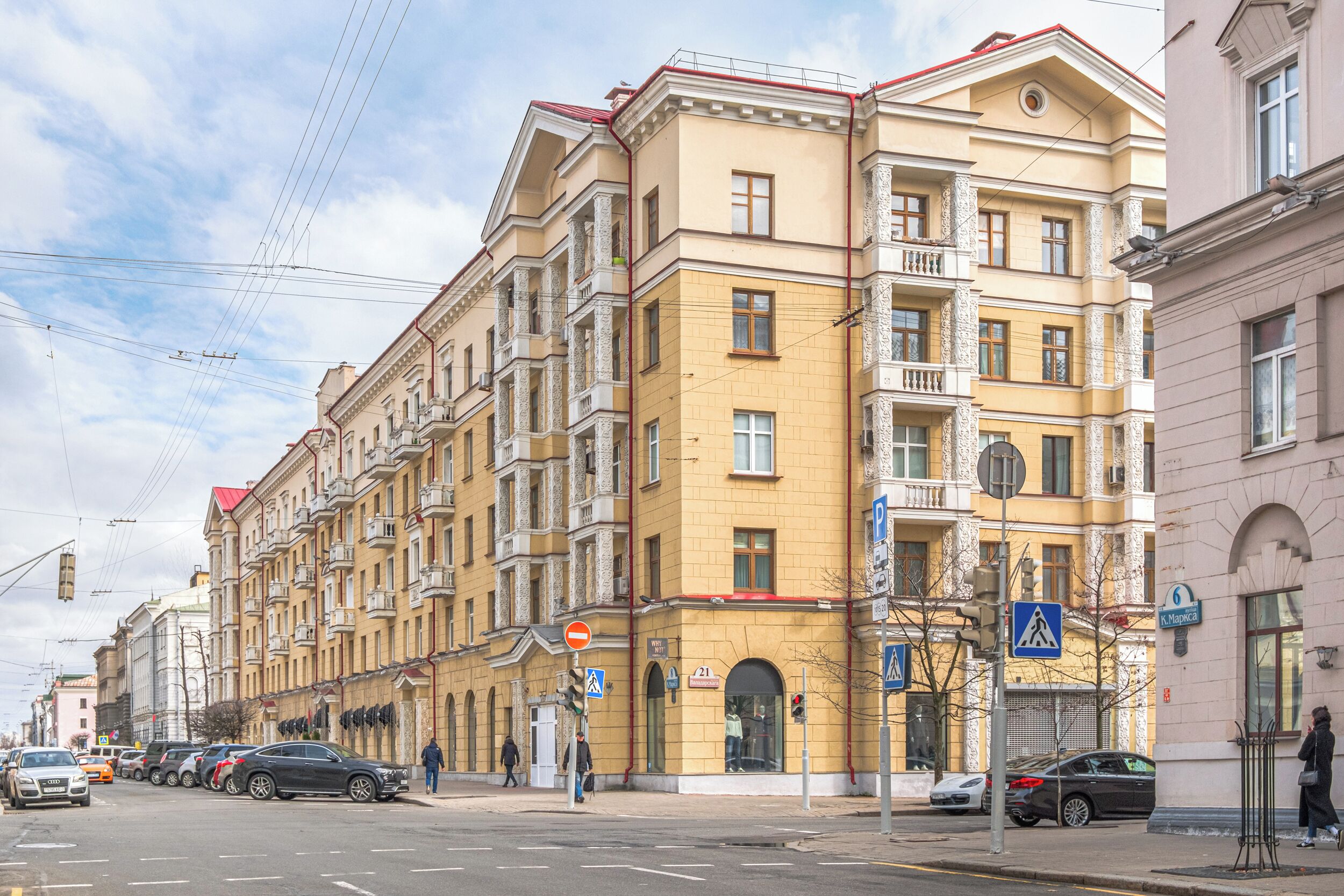 Vista frontal de la propiedad