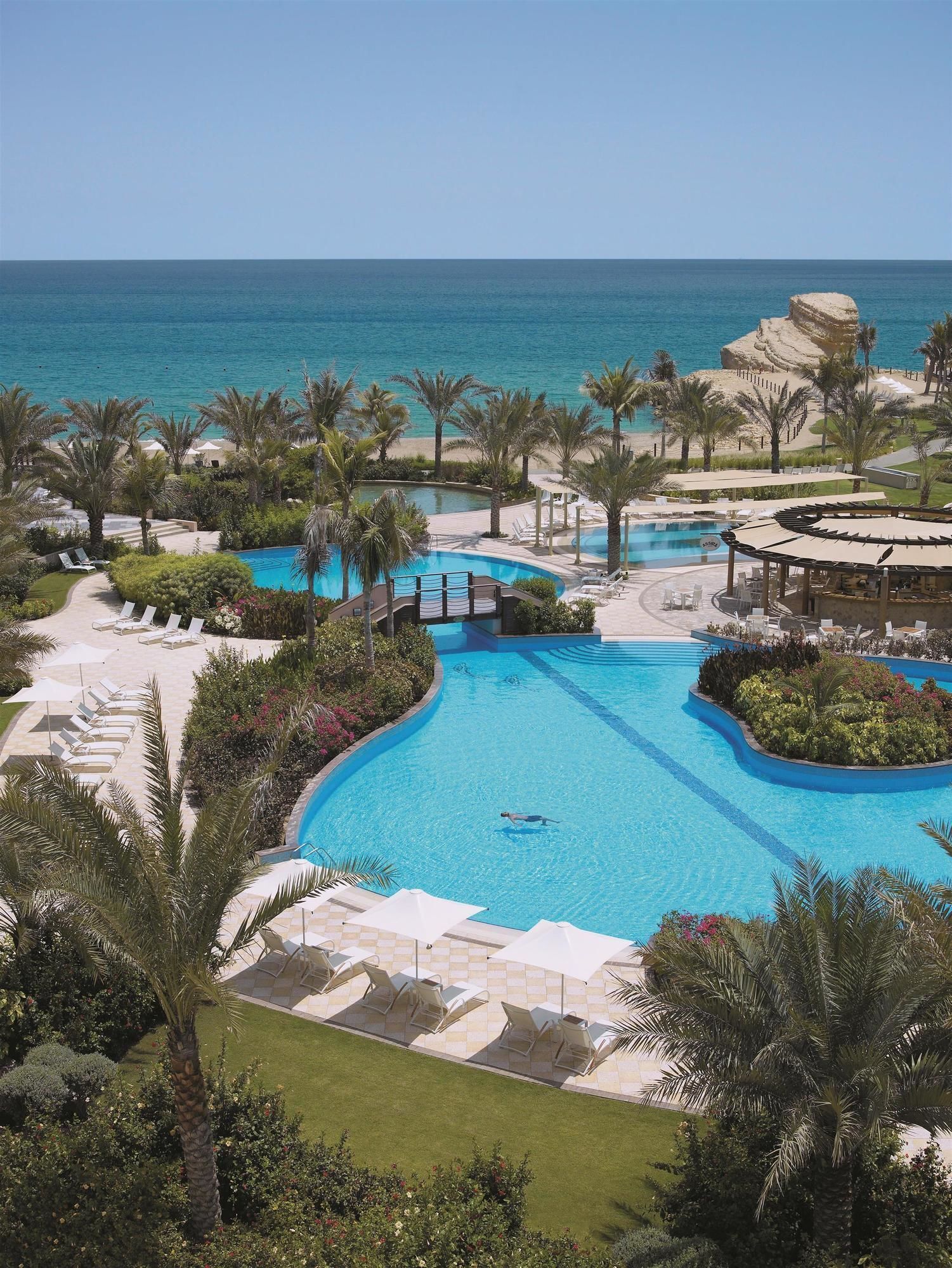 สระว่ายน้ำกลางแจ้ง