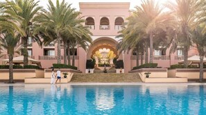 Outdoor pool - Al Husn Hotel Muscat (Muscat)