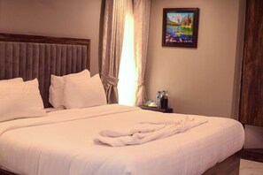 Deluxe Room, Balcony, City View | Desk, laptop workspace, free WiFi - La VOD Hotel (Benin City)