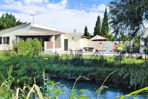 Pool - Holiday Home in Camargue with Private Pool (Salin-de-Giraud)