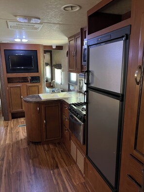 Frigorifero, microonde, forno, piano cottura