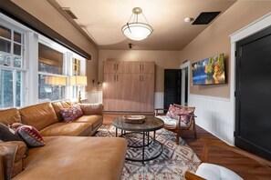 Télévision, livres, espaces bureaux