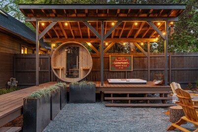 King Bed + Sauna + Hot Tub | Walk to Downtown