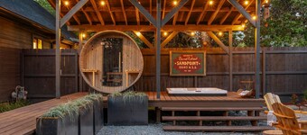 Couples Retreat: King+ Sauna + HotTub I Downtown