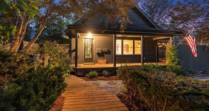 Couples Retreat: King+ Sauna + HotTub I Downtown