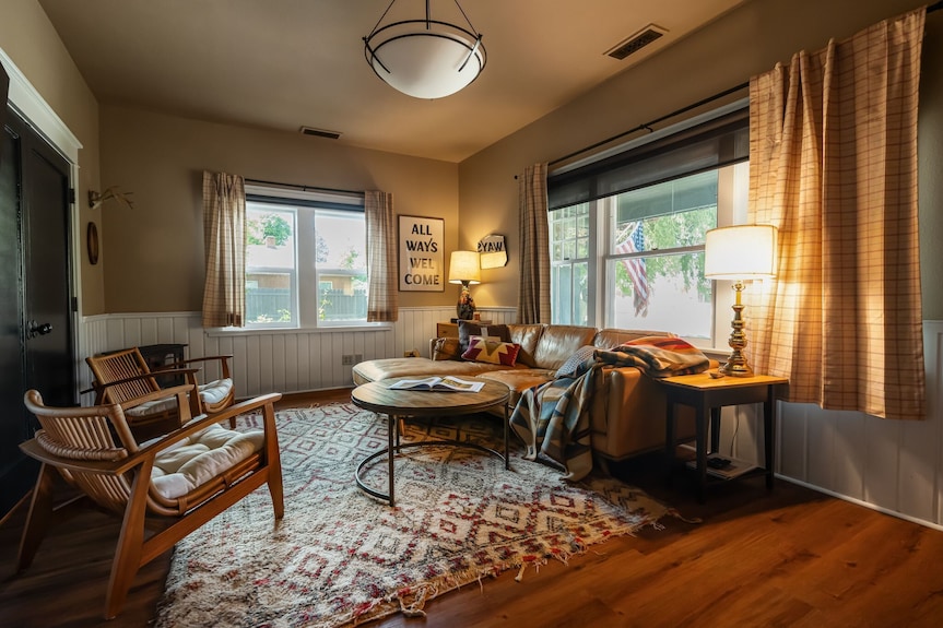 Couples Retreat: King+ Sauna + Hottub I Downtown - Sandpoint, ID