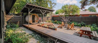 Pet friendly Boutique Townhome - Sauna & Hot tub