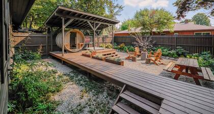 Pet friendly Boutique Townhome - Sauna & Hot tub