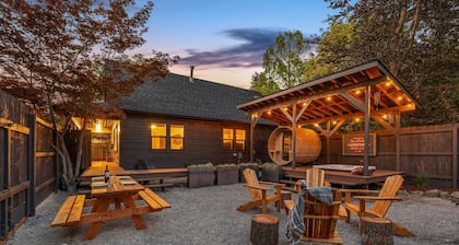King Bed + Sauna + Hot Tub | Walk to Downtown