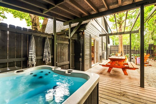 Chic Downtown Home • Sauna, HotTub, Walk to Dining