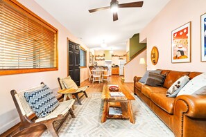 Fernseher, Bücher, Arbeitsbereiche