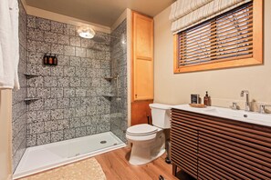 Douche, sèche-cheveux, serviettes fournies