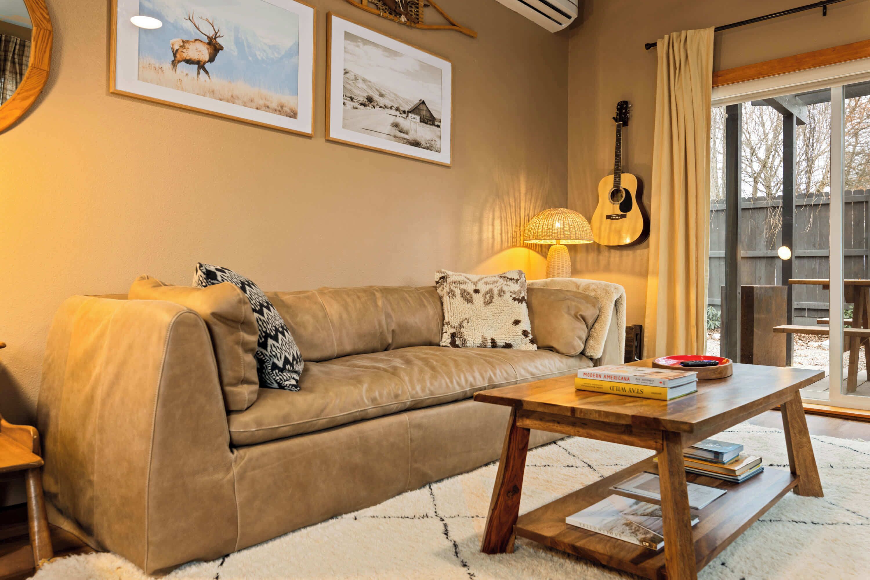 تلفزيون، كُتُب، مكتب