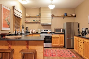 Fridge, microwave, oven, stovetop - Sauna ~ HotTub ~ Luxury Beds  ~ Walk to dining (Sandpoint)