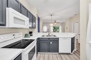 Køleskab, mikrobølgeovn, ovn, kogeplade