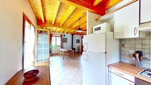 Refrigerador, microondas, lavavajillas, cafetera/tetera