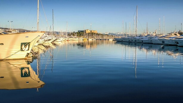 A marina with boats docked, calm water, and a clear sky. - Casa-Jardin Secret: Apt climatisé avec piscine (Antibes-Juan-les-Pins)