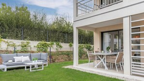 Outdoor dining - Casa-Jardin Secret: Apt climatisé avec piscine (Antibes-Juan-les-Pins)