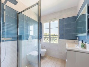 Dusche, Haartrockner, Bidet, Handtücher