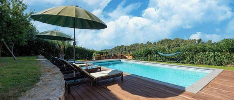 حمّام سباحة مُدفَّأ