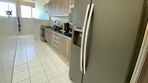 Una cucina moderna con frigorifero, piano cottura e lavello.