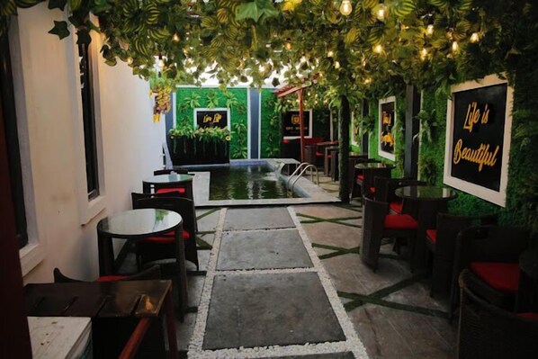 Swim-up bar - Opt Wood Hotels (Benin City)