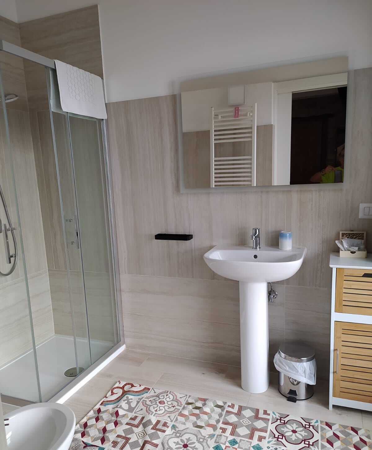 Chambre Double Deluxe, vue jardin | Salle de bain | Douche, sèche-cheveux, serviettes fournies, savon
