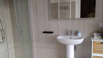Chambre Double Deluxe, vue jardin | Salle de bain | Douche, sèche-cheveux, serviettes fournies, savon