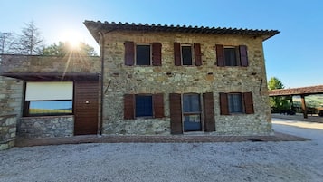 Vista frontal de la propiedad