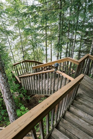 Property grounds - Tiny House on Hayden Lake with beach access and hot tub (Hayden)