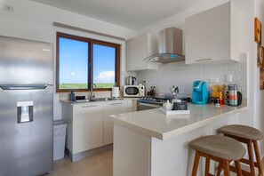 Fridge, microwave, oven, coffee/tea maker - 7 Minutes from the Beach, Pool and Gym Punta Cana (Punta Cana)