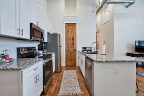 Fridge, microwave, oven, stovetop - Urban 2-bedroom apartment one block from Texas Wesleyan in Fort Worth! (Fort Worth)