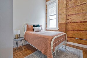 2 bedrooms, WiFi, bed sheets - Urban 2-bedroom apartment one block from Texas Wesleyan in Fort Worth! (Fort Worth)