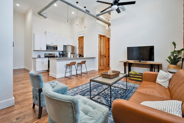 Smart TV - Urban 2-bedroom apartment one block from Texas Wesleyan in Fort Worth! (Fort Worth)