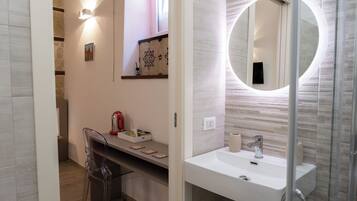 Deluxe Double Room | Bathroom | Shower, free toiletries, hair dryer, towels