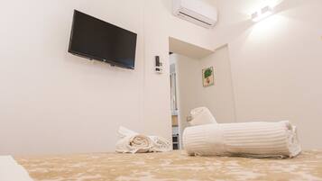 Quarto casal superior | Escrivaninha, quartos à prova de som, ferros/tábuas de passar roupa