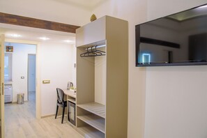 Luxury Quadruple Room | Desk, soundproofing, iron/ironing board, free WiFi