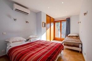 9 habitaciones, escritorio, tabla de planchar con plancha y wifi