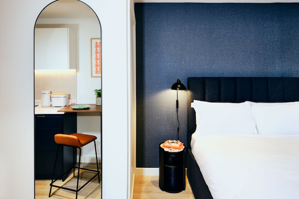 Estudio Deluxe | Escritorio, espacio para trabajar con laptop y insonorización