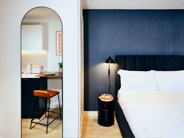 Roomy Studio | Desk, laptop workspace, soundproofing, iron/ironing board - Vertus Edit Canary Wharf (London)