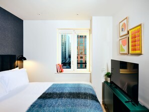 Estudio estándar | Decoración personalizada, muebles diferentes y escritorio 