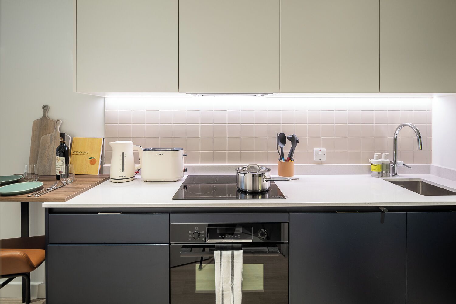 Eine moderne Küche mit Backofen, einem Bosch-Toaster und einem Wasserkocher.